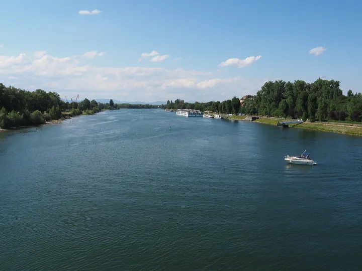 Rivier de Rijn, op de grens met Frankrijk en Duitsland naast Colmar, Alasce (Frankrijk)